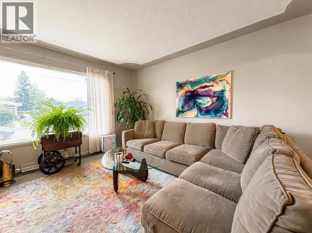 2115 Halifax Crescent NW — photo 3