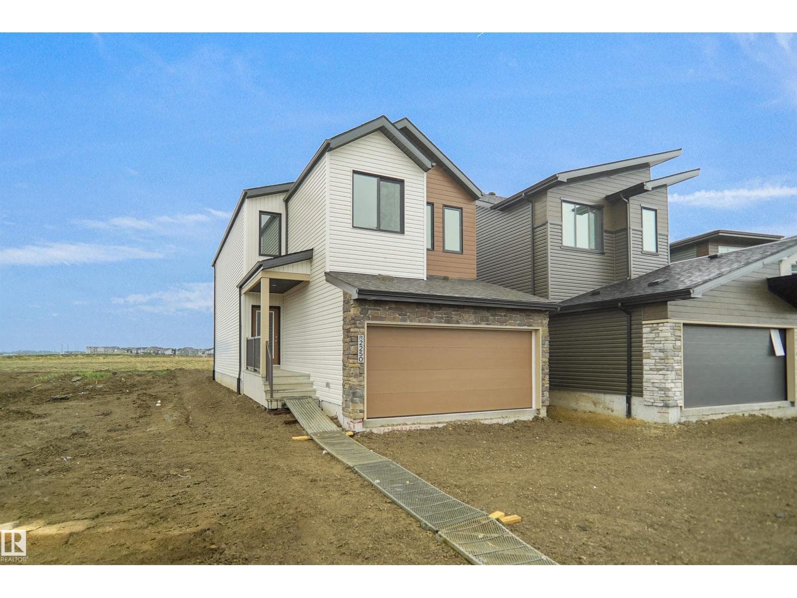 944 17 AV NW