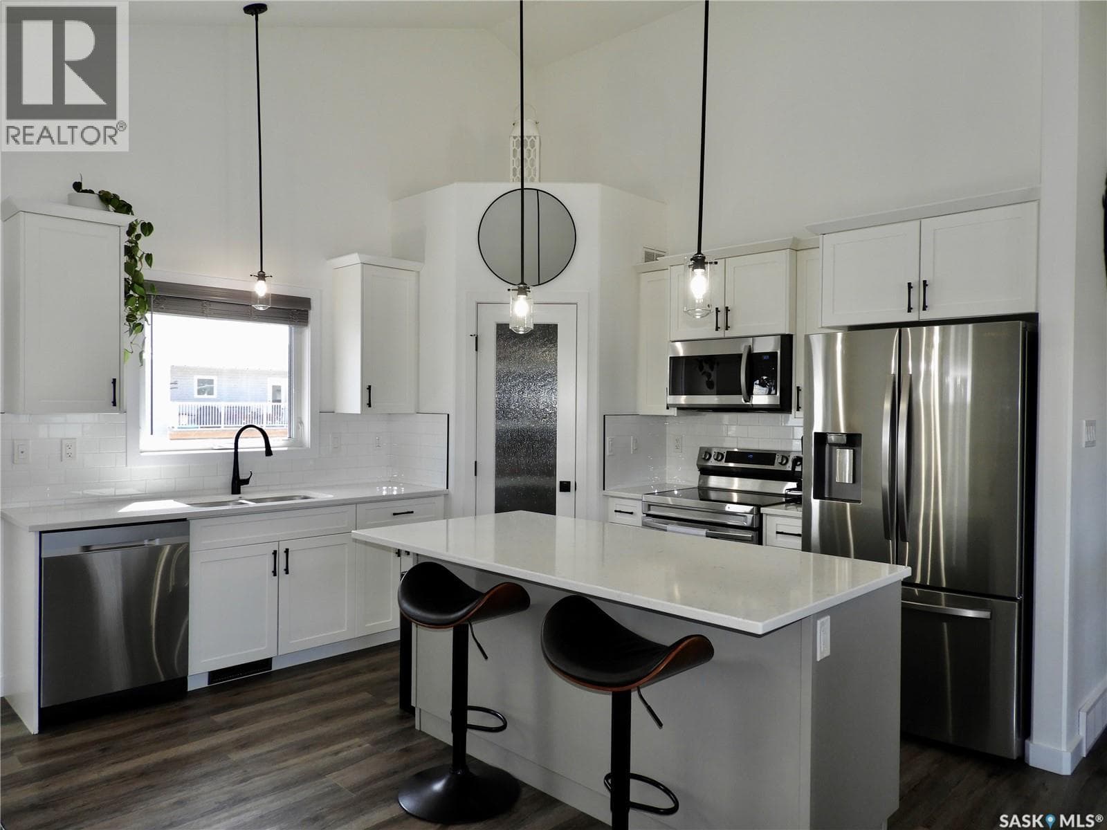 715 SCOTT CRESCENT — photo 3