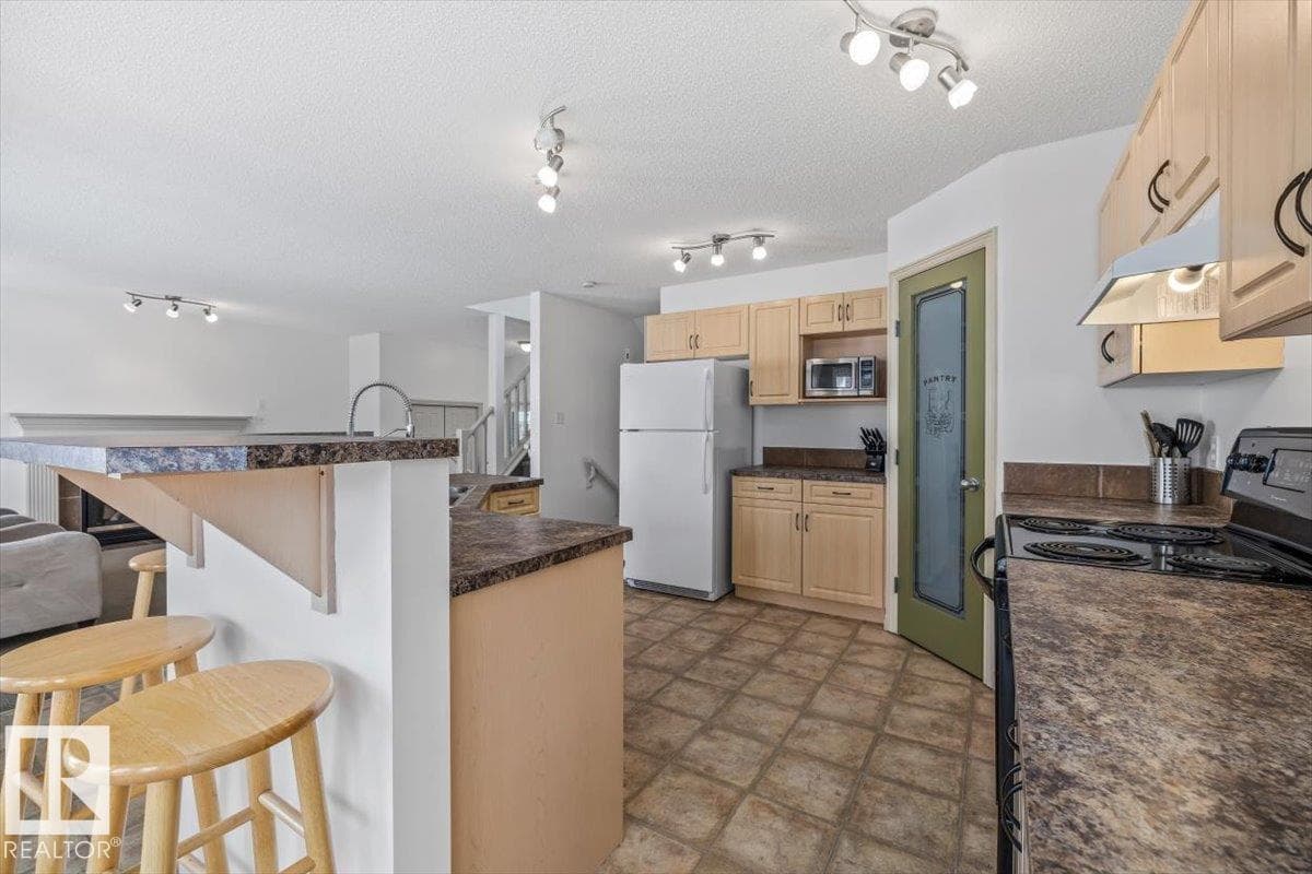 8509 7 AV SW — photo 2
