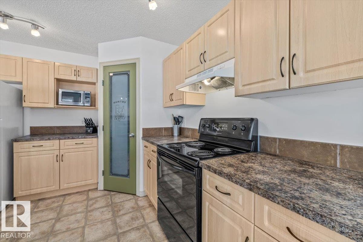 8509 7 AV SW — photo 3