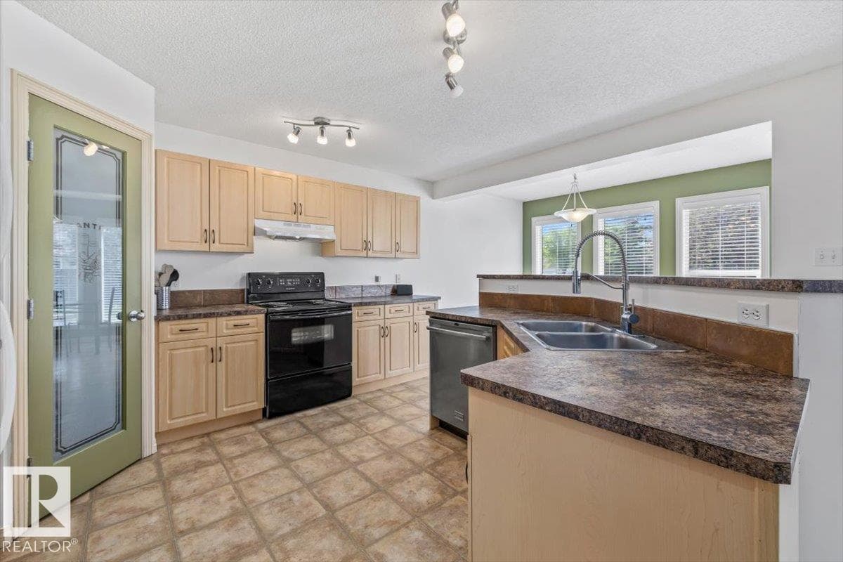 8509 7 AV SW — photo 4