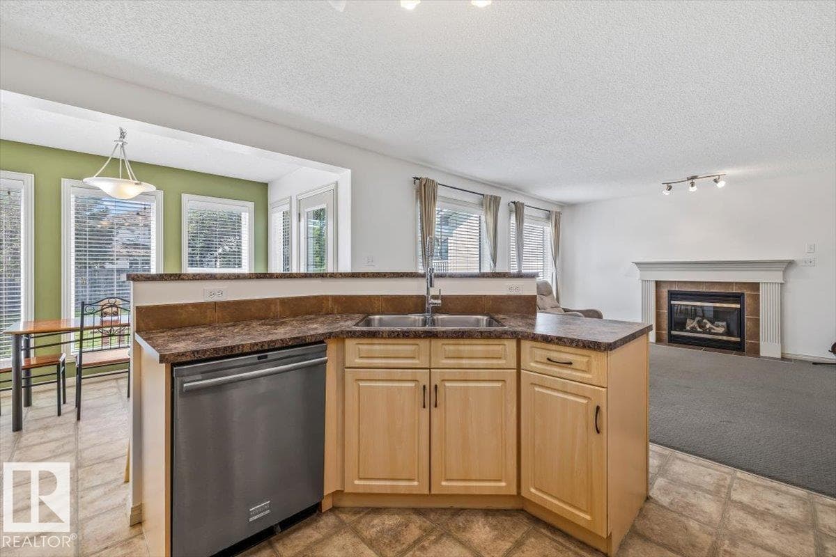8509 7 AV SW — photo 5