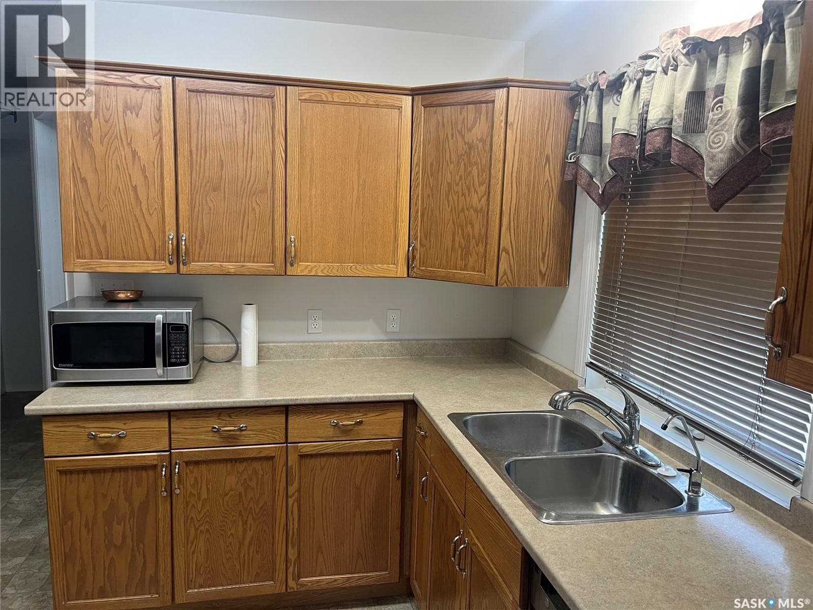 530 5th STREET NE — photo 3