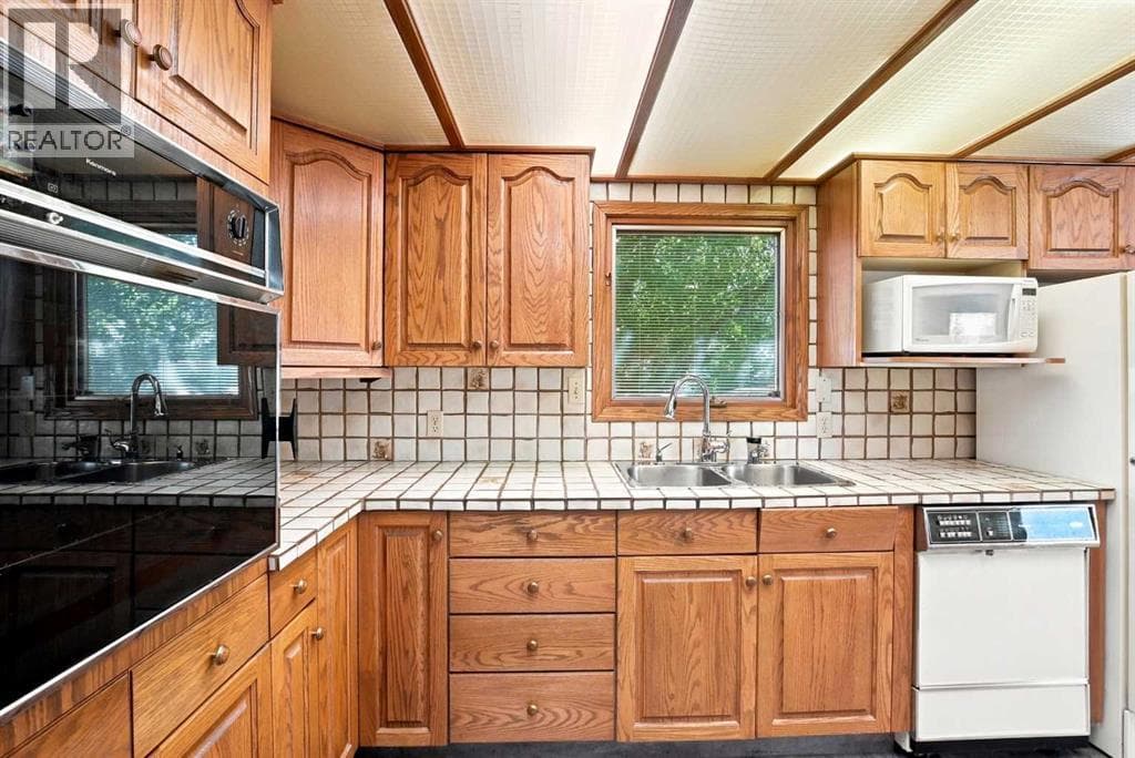 5220 53 Avenue — photo 3