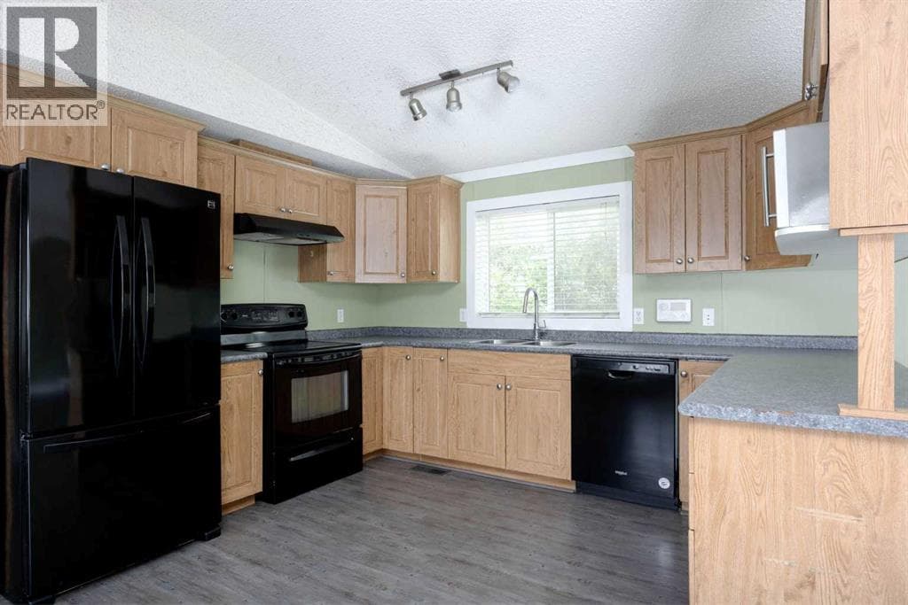 132 Greentree Crescent — photo 2