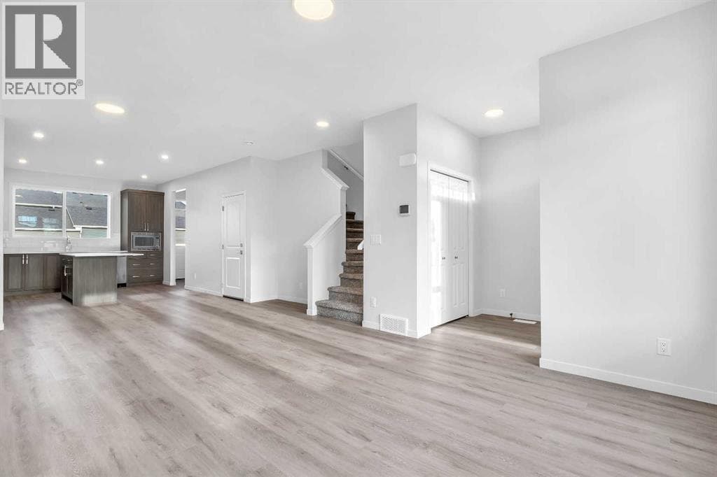 20 Iris Crescent — photo 2