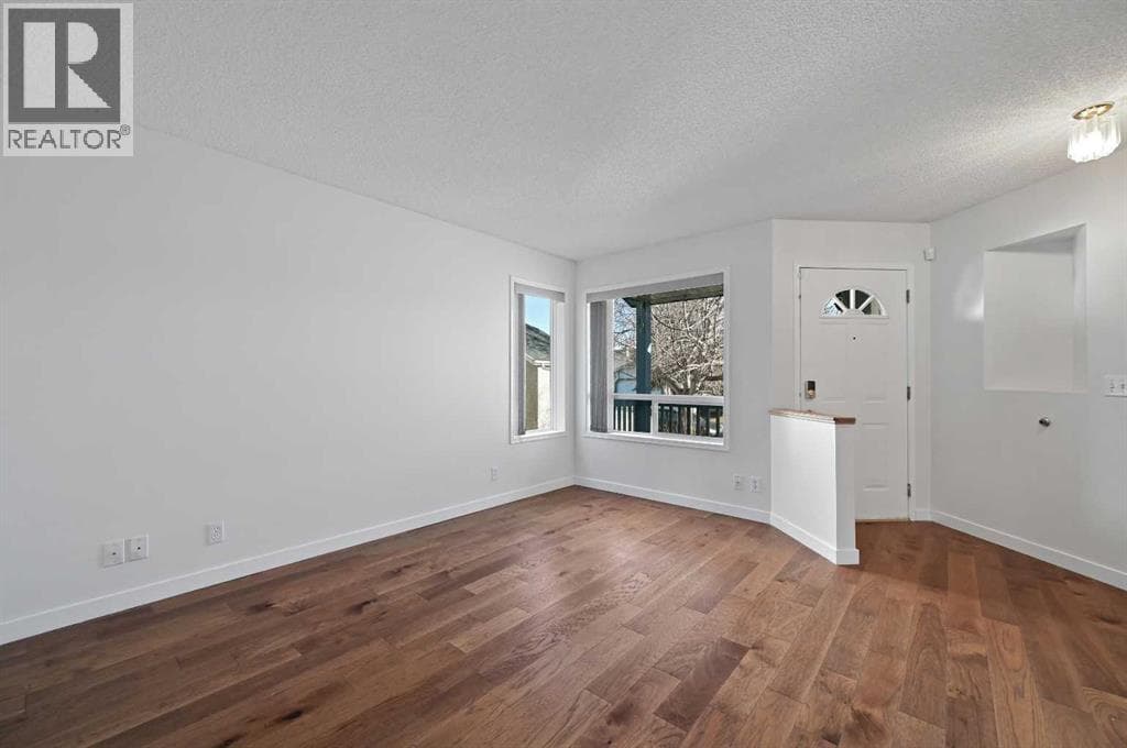 182 Coventry Close NE — photo 5