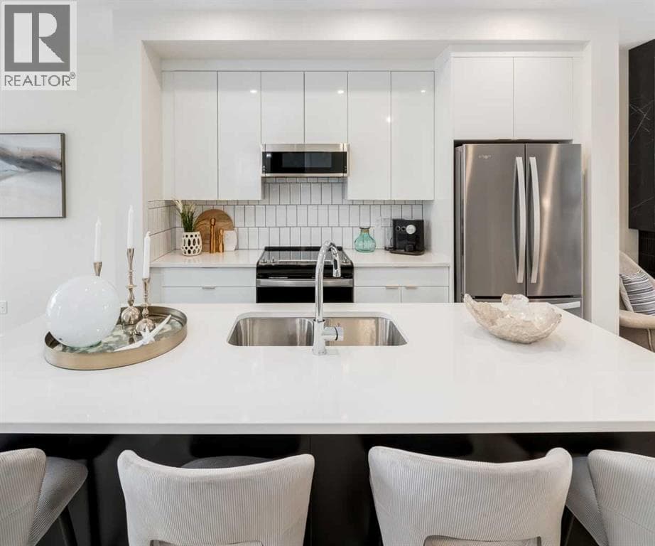 320 Edgefield Close — photo 4