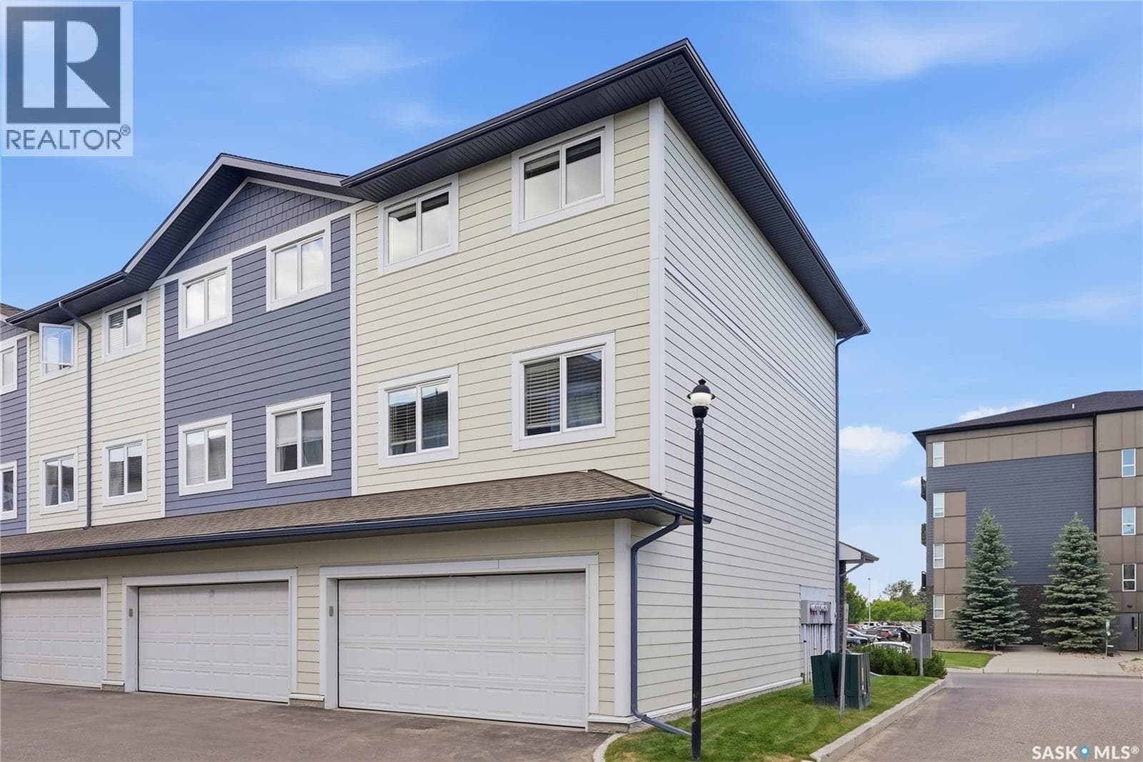 220 212 Willis CRESCENT — photo 3