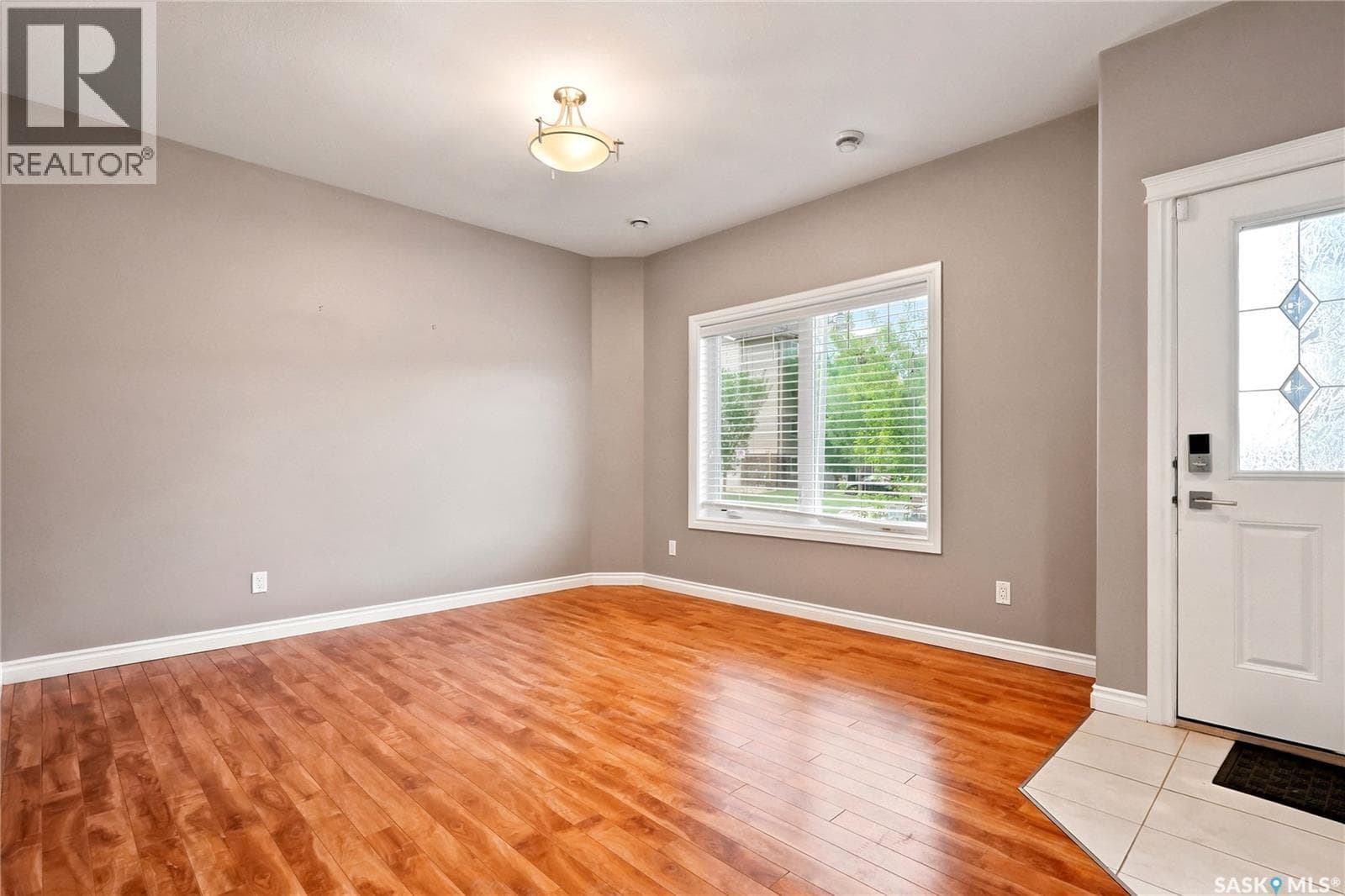 220 212 Willis CRESCENT — photo 4