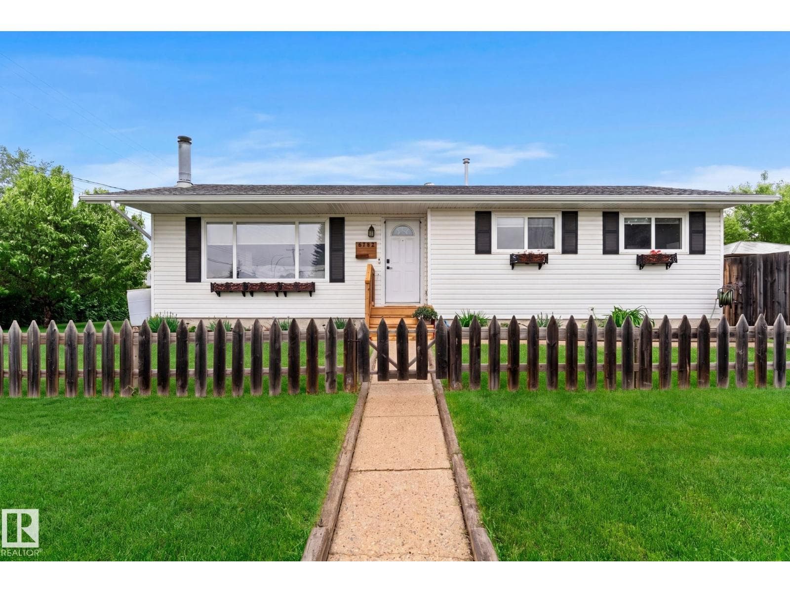 4702 50 AV — photo 2