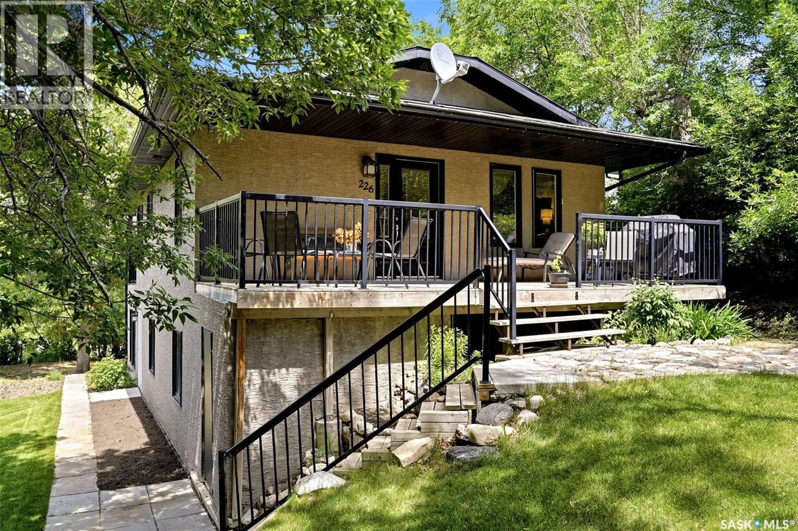 226 Daly AVENUE — photo 2