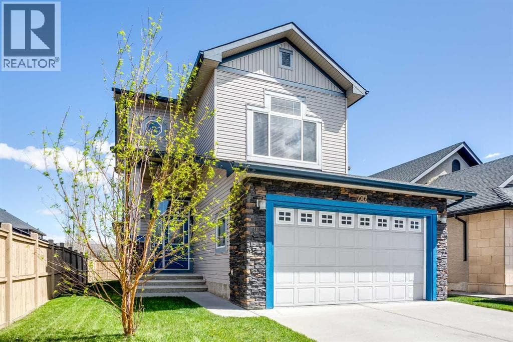 606 Montgomery Close SE — photo 2