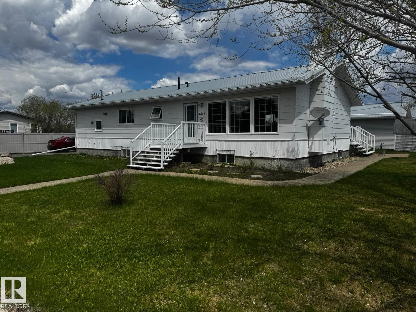 4844 47 AV — photo 2
