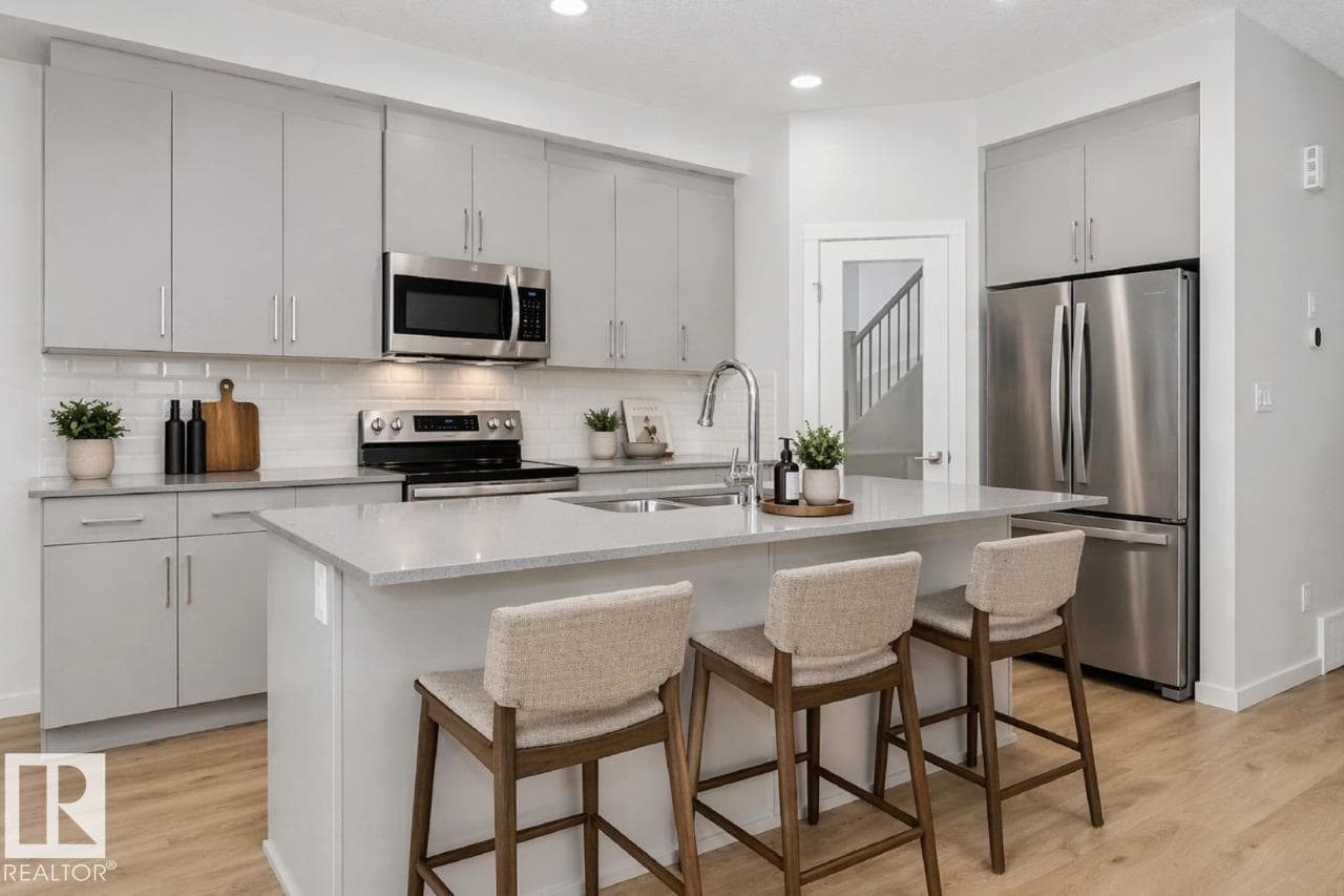 2756 7 AV SW — photo 2