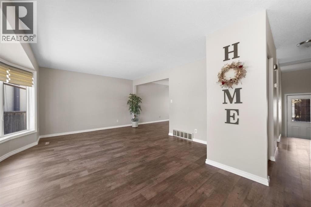 6121 39 Avenue — photo 3