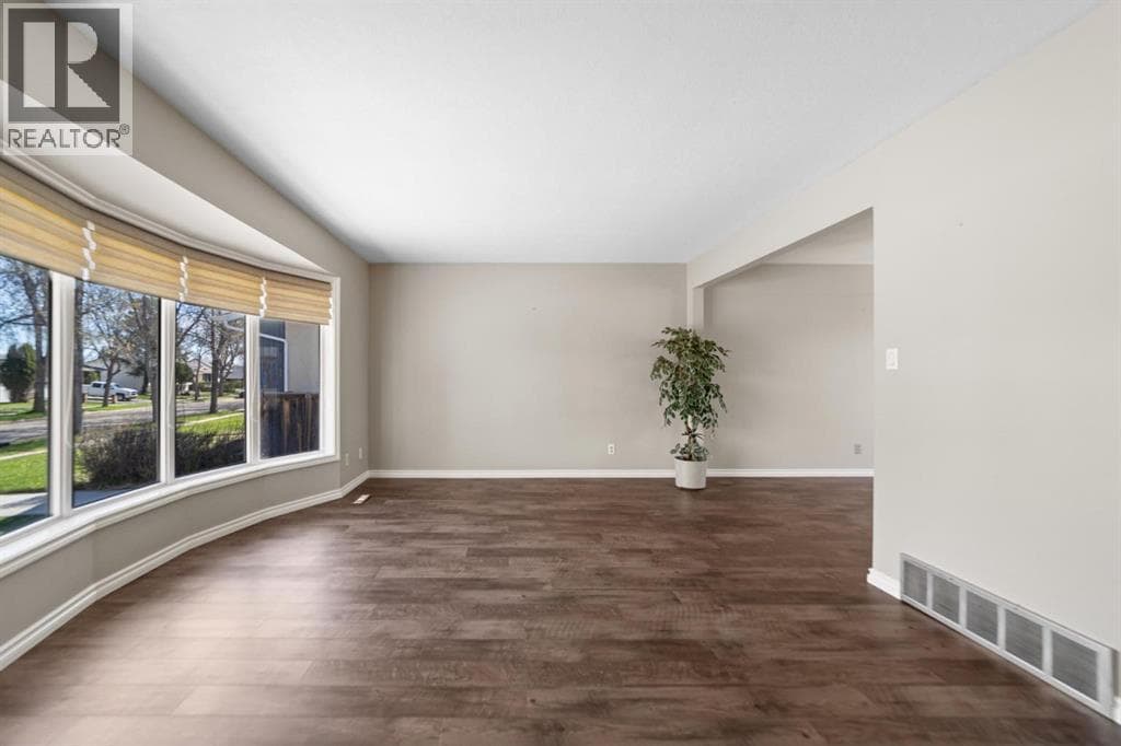 6121 39 Avenue — photo 2