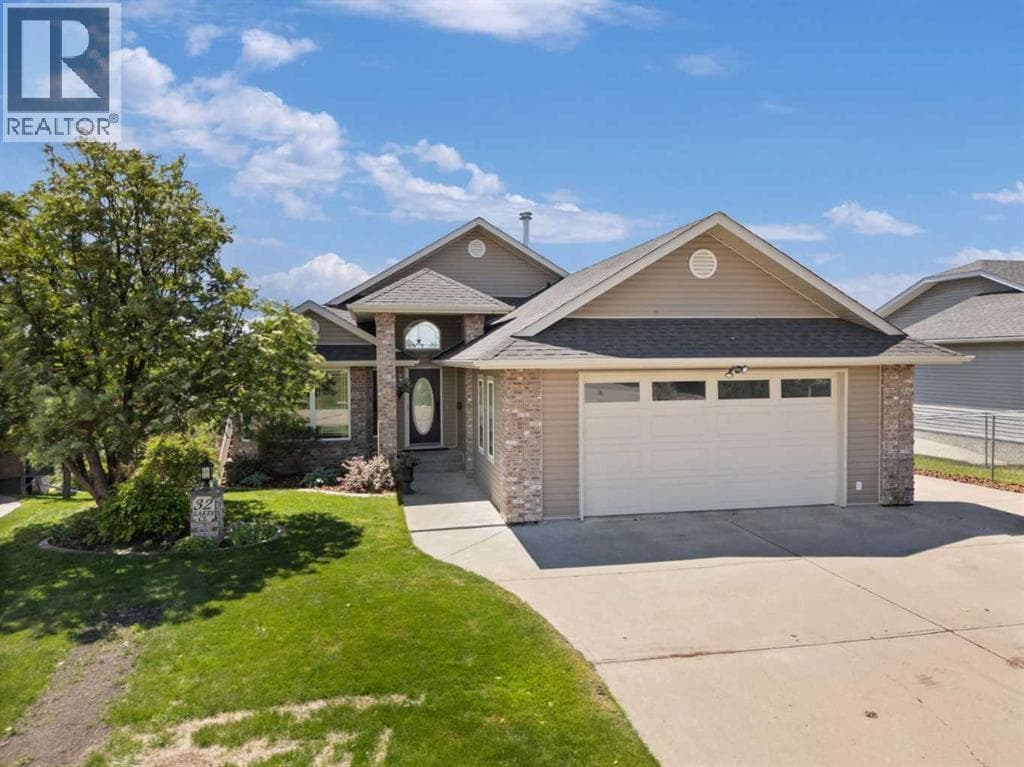 32 Lakes Close — photo 2
