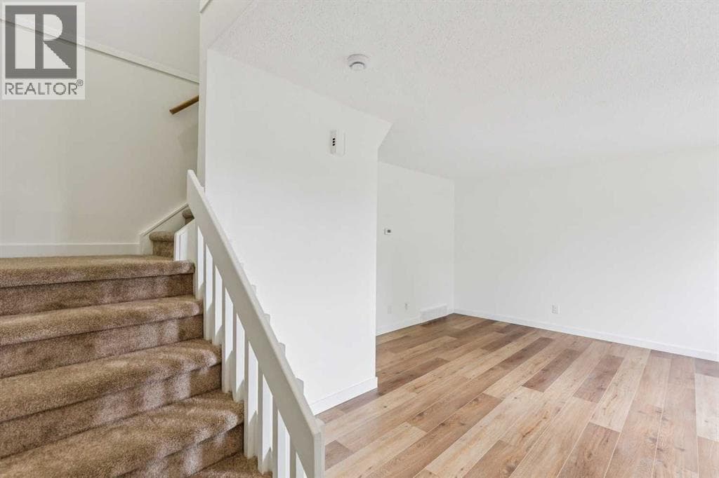 32 Castleglen Way NE — photo 3