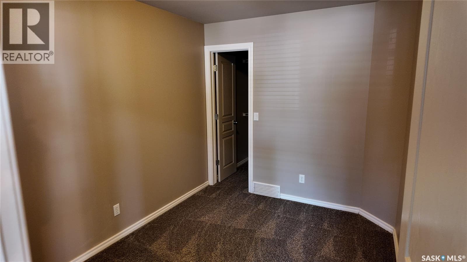 3241 Woodhams DRIVE E — photo 5