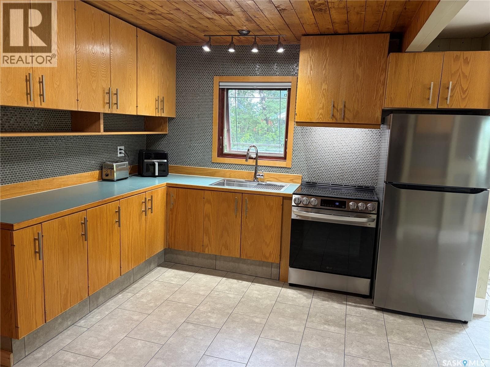 247 Elsa STREET — photo 3