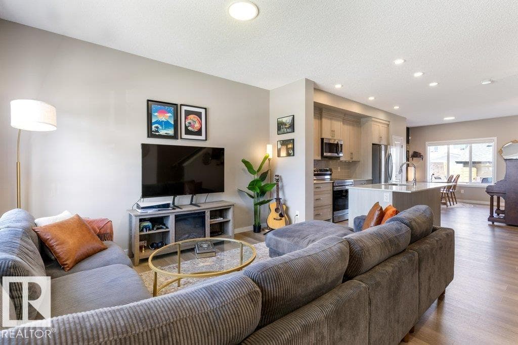 7056 181 AV NW — photo 2