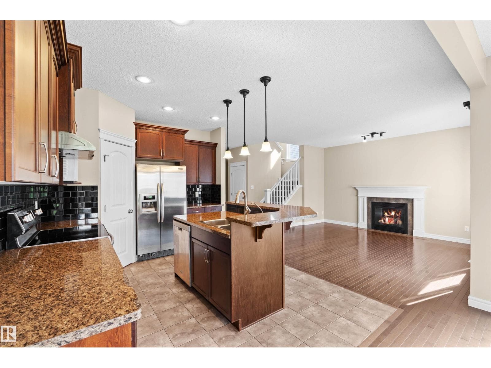 11711 16 Ave SW SW — photo 3