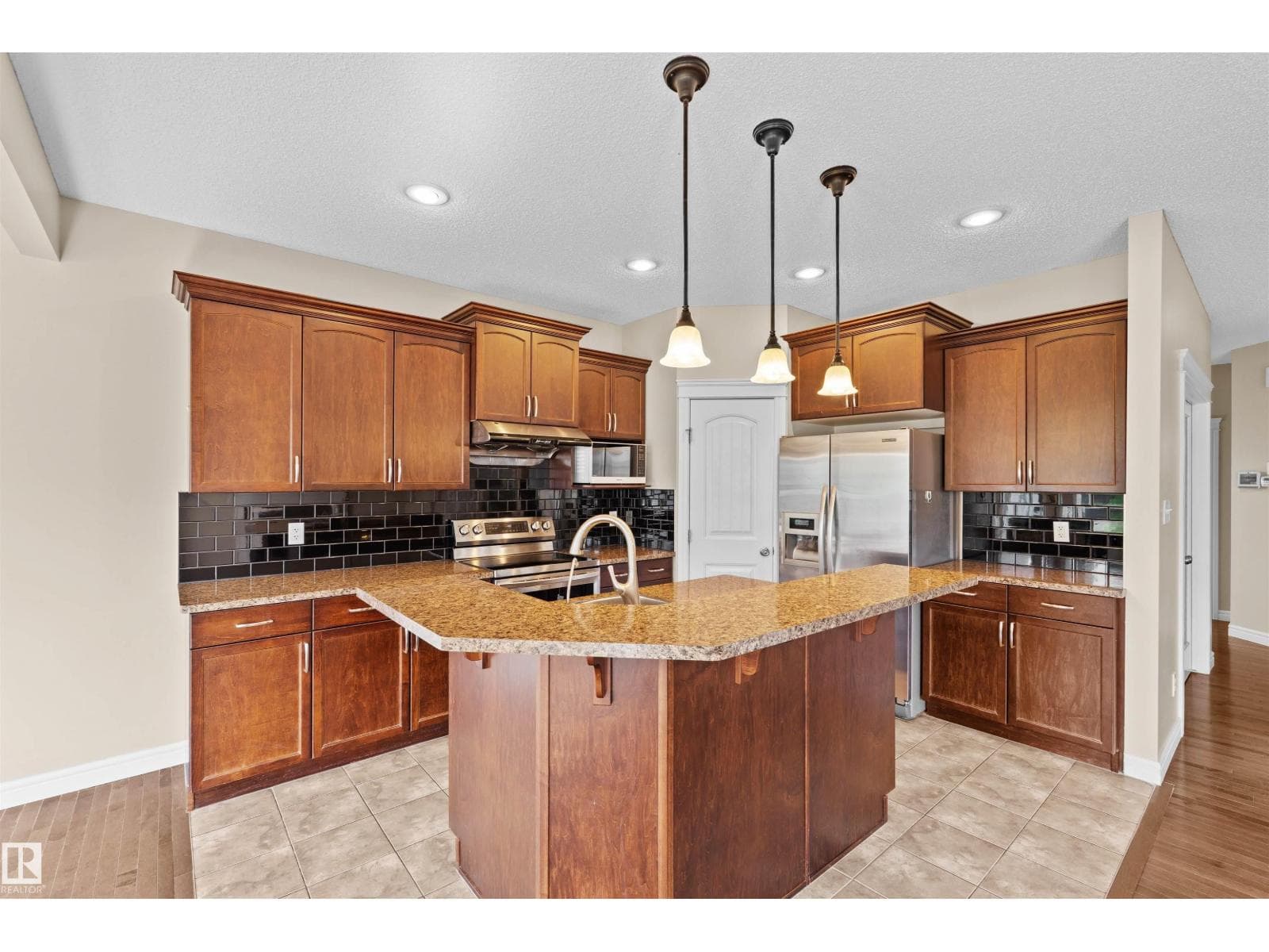 11711 16 Ave SW SW — photo 4