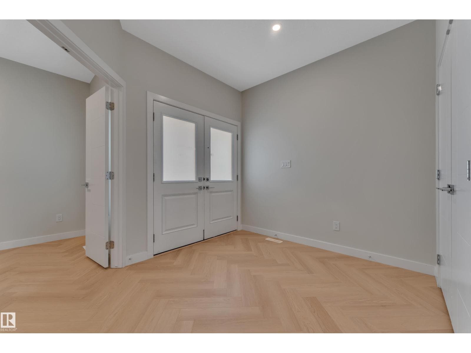 379 Linden LO — photo 2