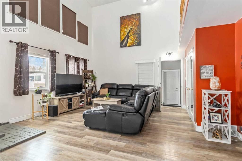 54 Poplar Crescent — photo 4