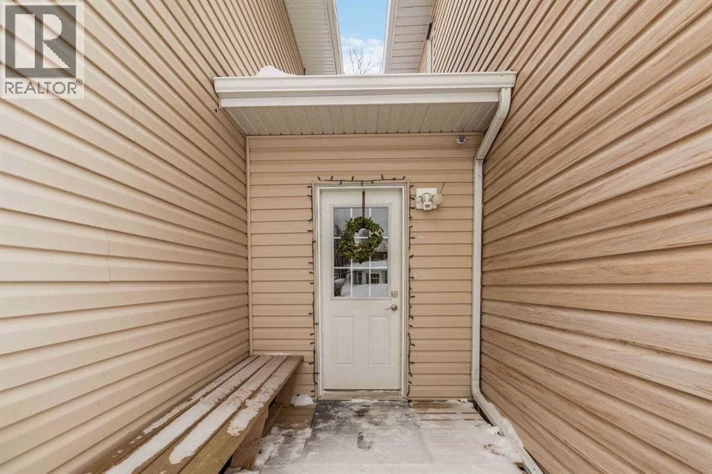 54 Poplar Crescent — photo 2