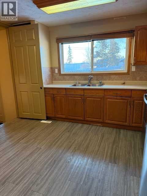 10323 98 Avenue — photo 2