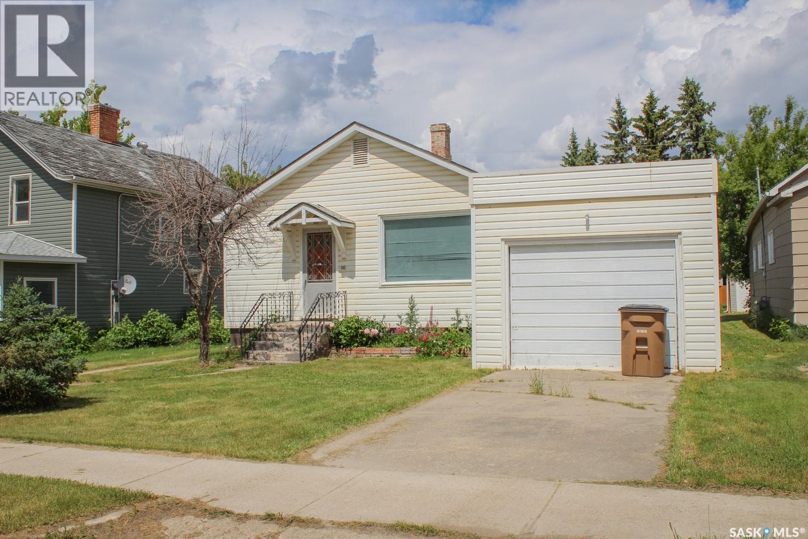 108 Crawford AVENUE E — photo 2