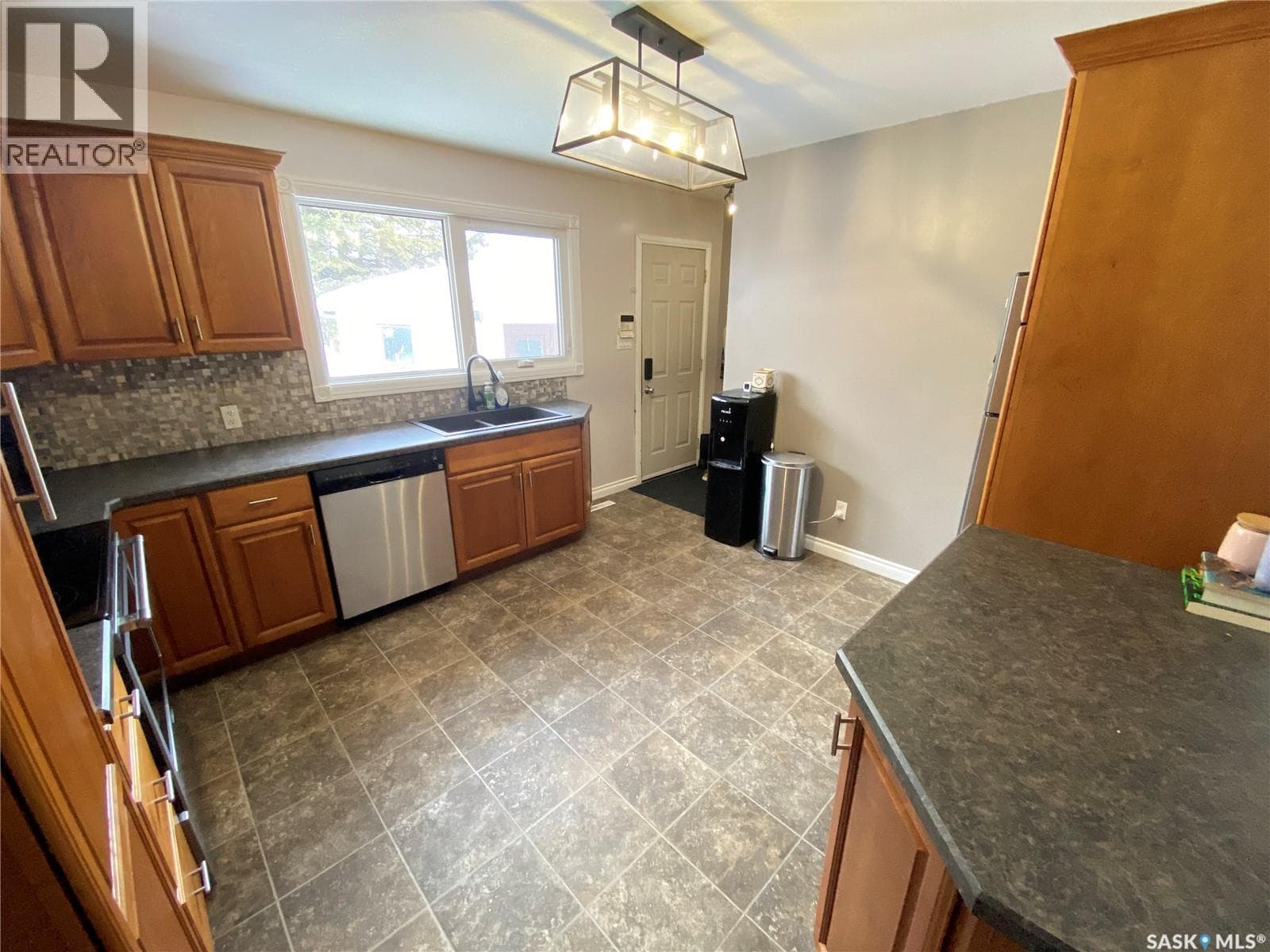 65 Irwin AVENUE — photo 3