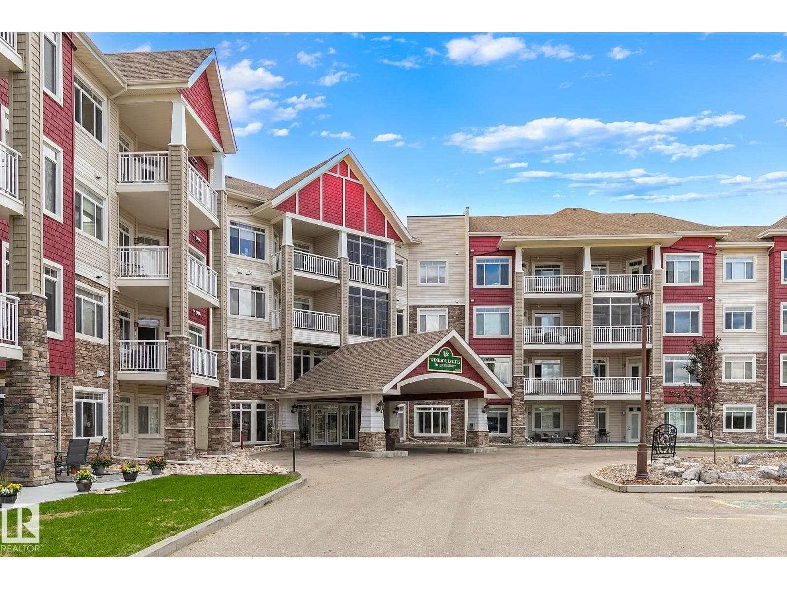 #136 511 QUEEN ST
