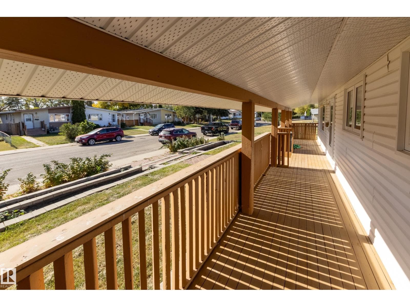 6108 84 AV NW — photo 2