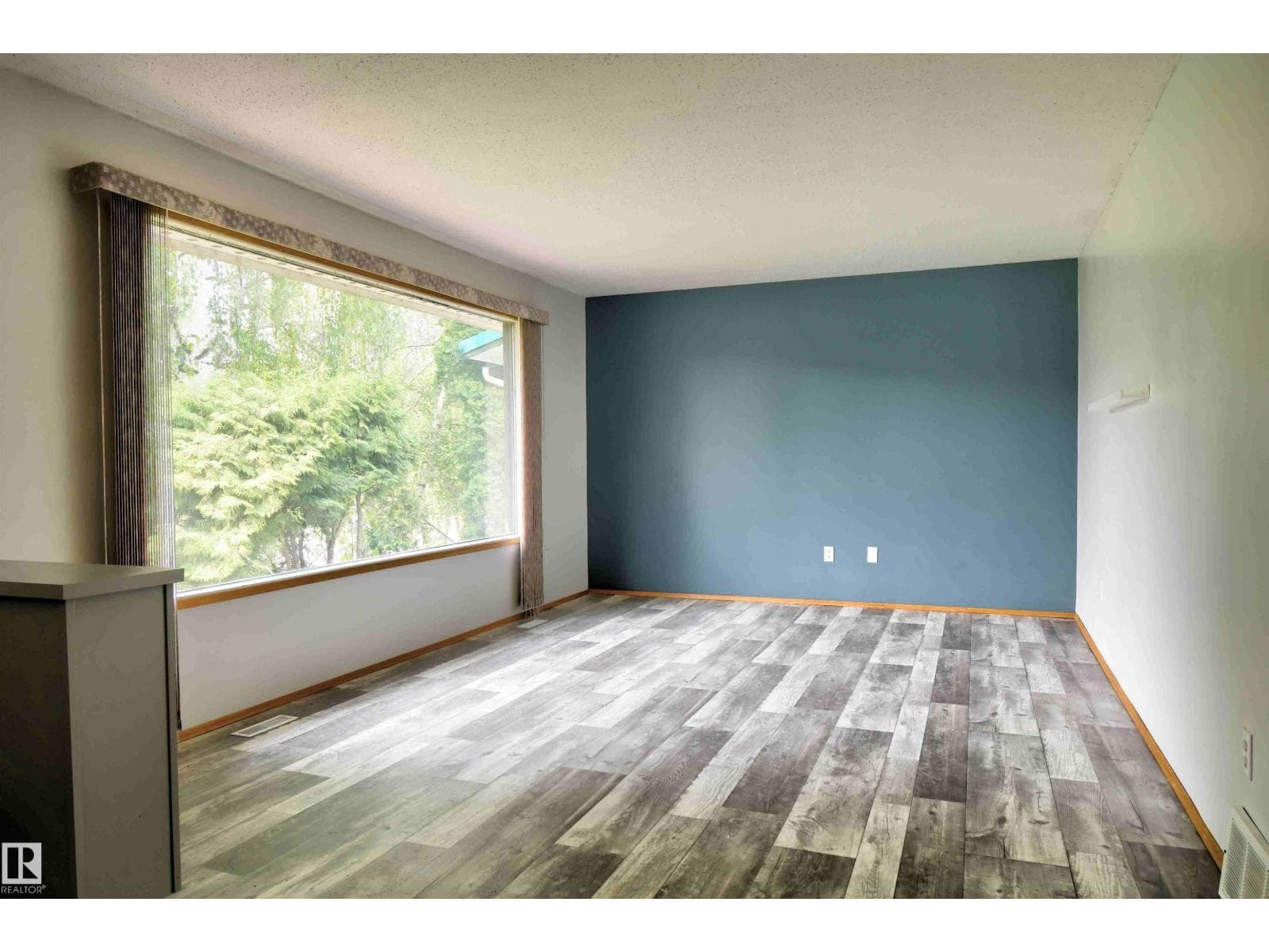 5626 51 AV — photo 2