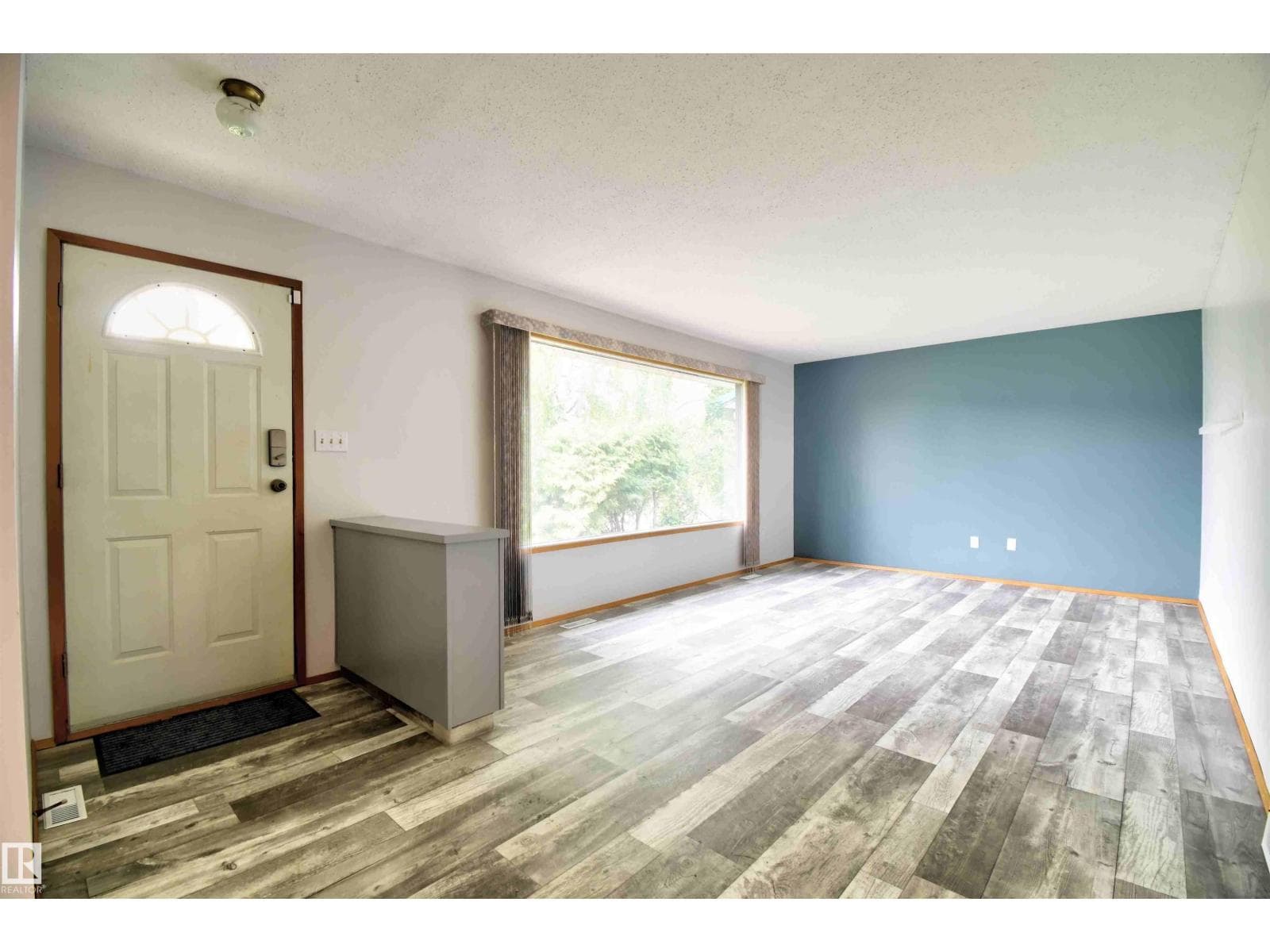 5626 51 AV — photo 3