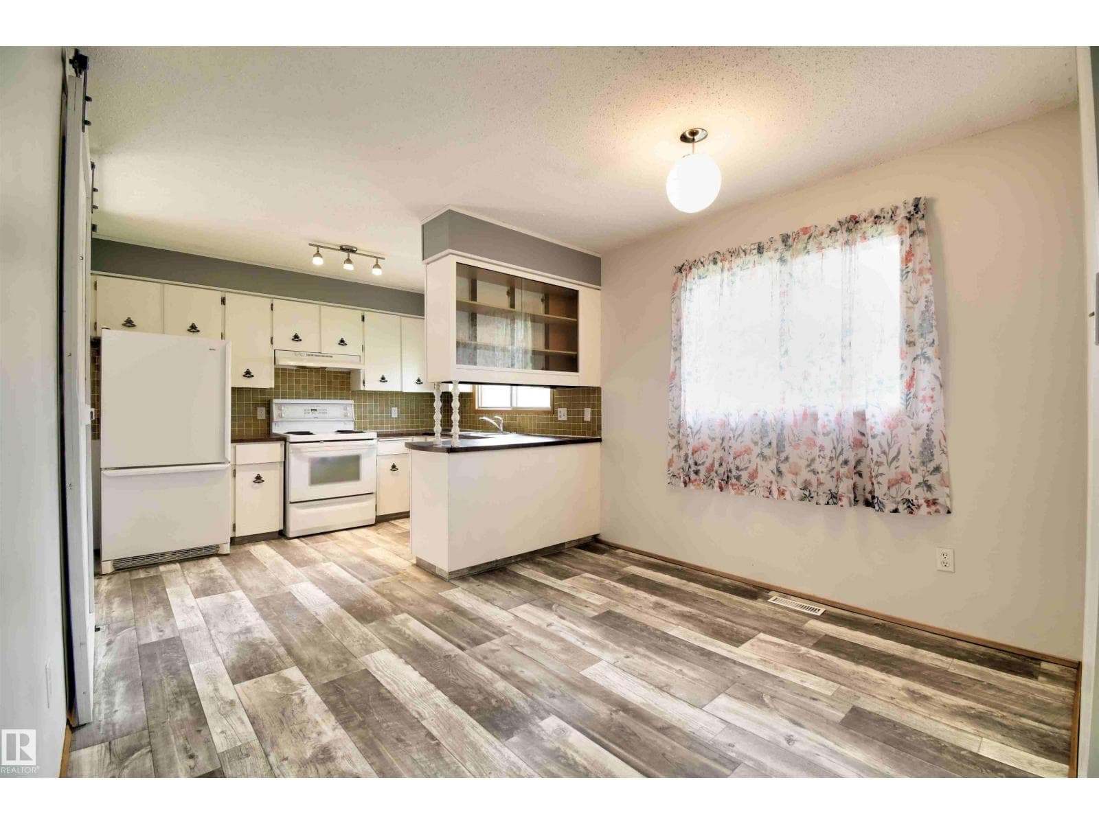 5626 51 AV — photo 4