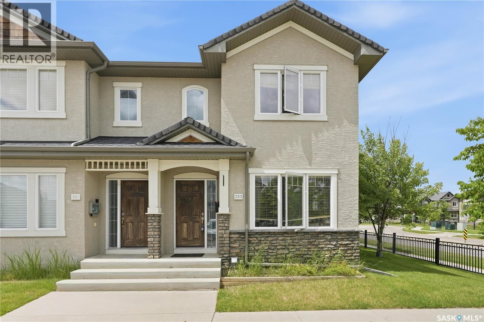 253 245 Ashworth CRESCENT — photo 2