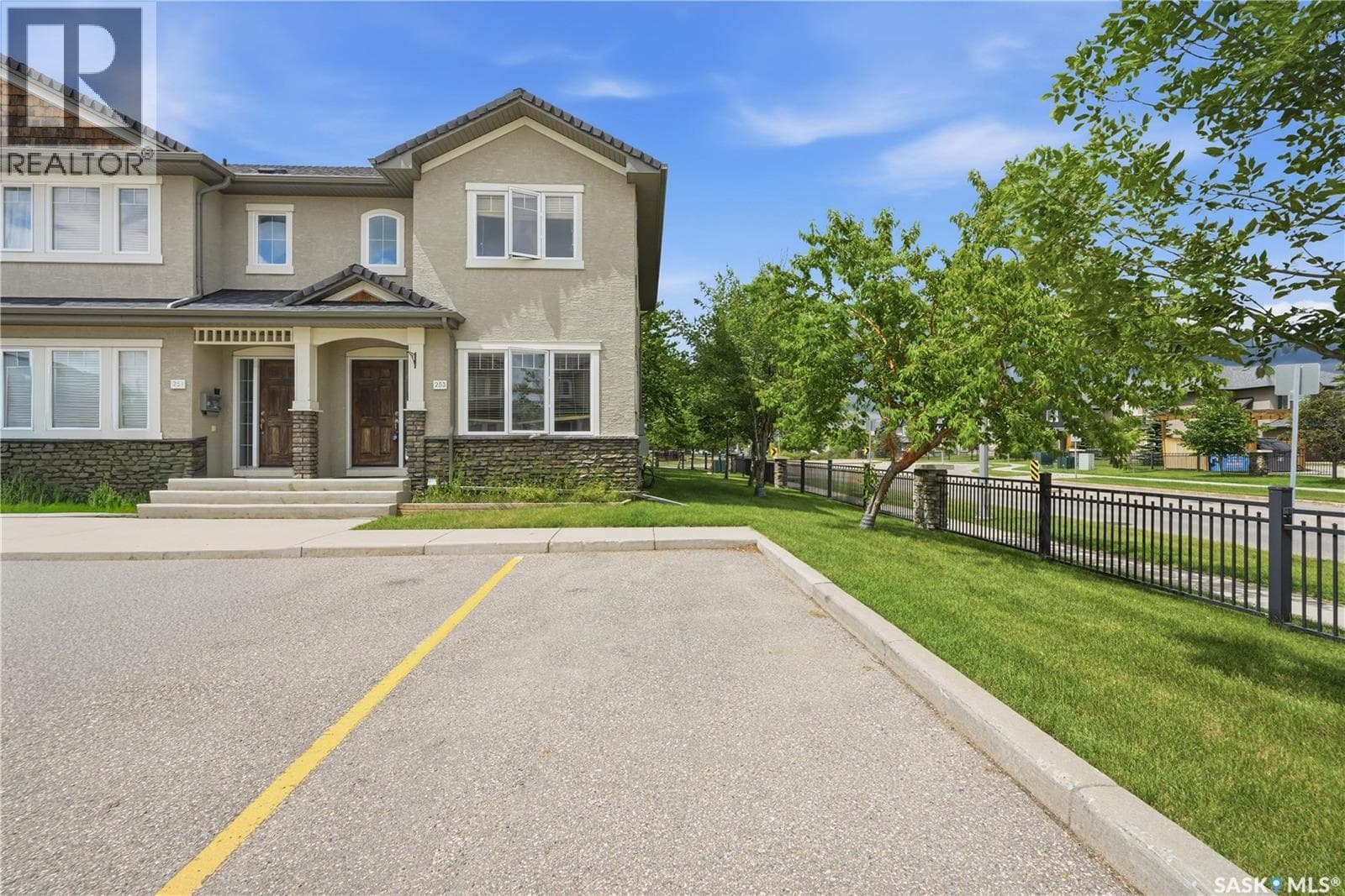 253 245 Ashworth CRESCENT — photo 3