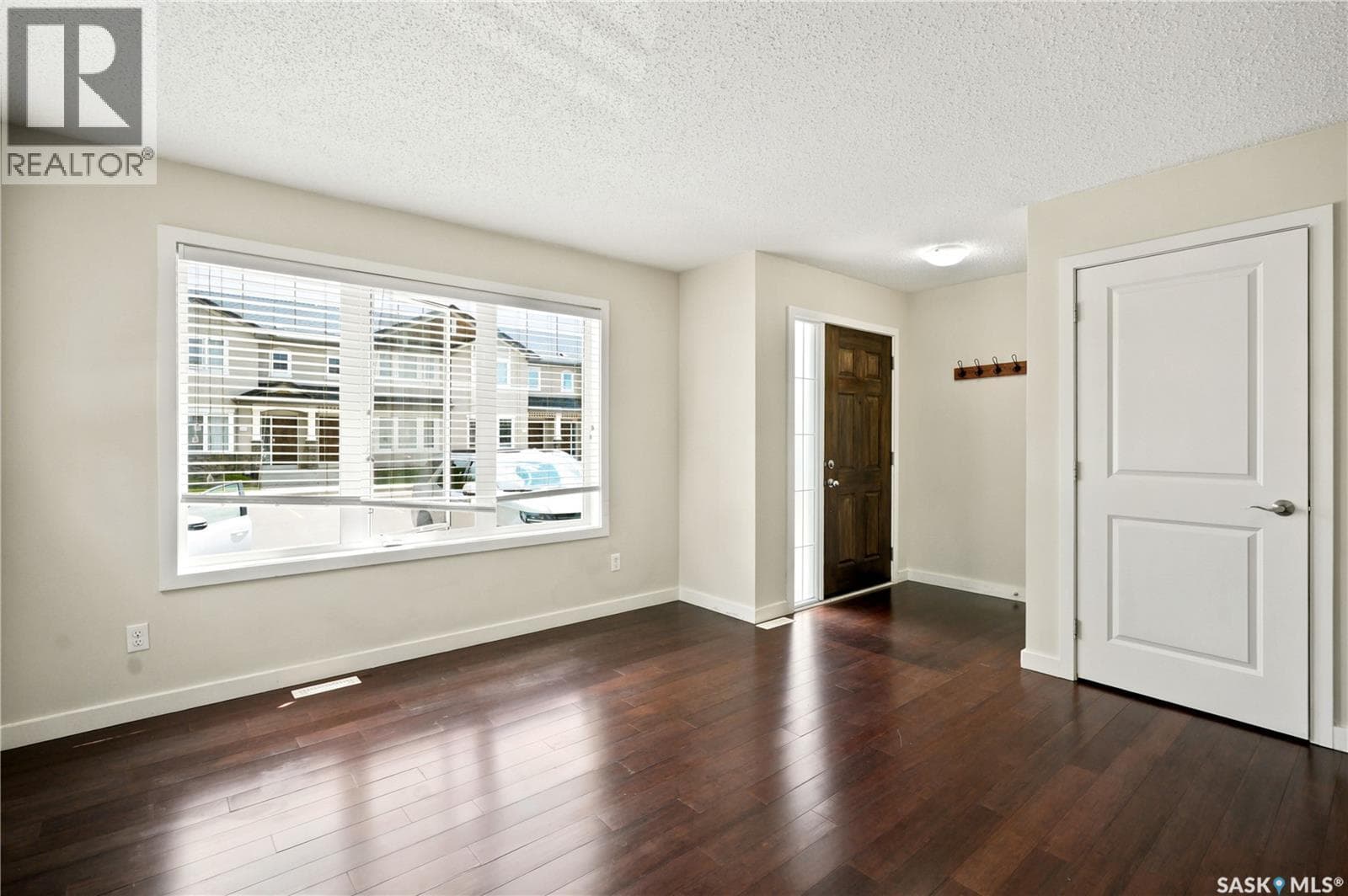 253 245 Ashworth CRESCENT — photo 5
