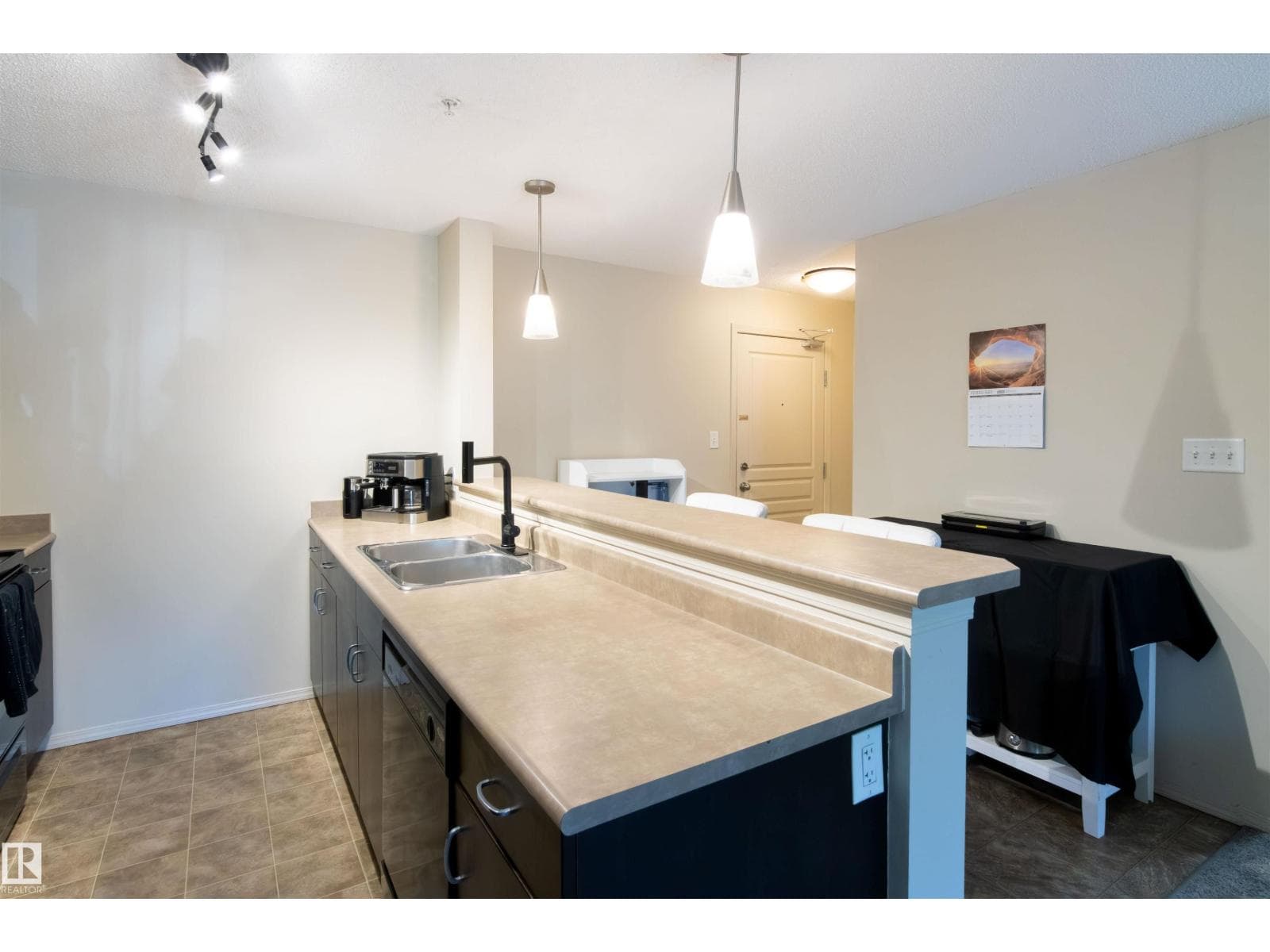 #214 1188 HYNDMAN RD NW — photo 4