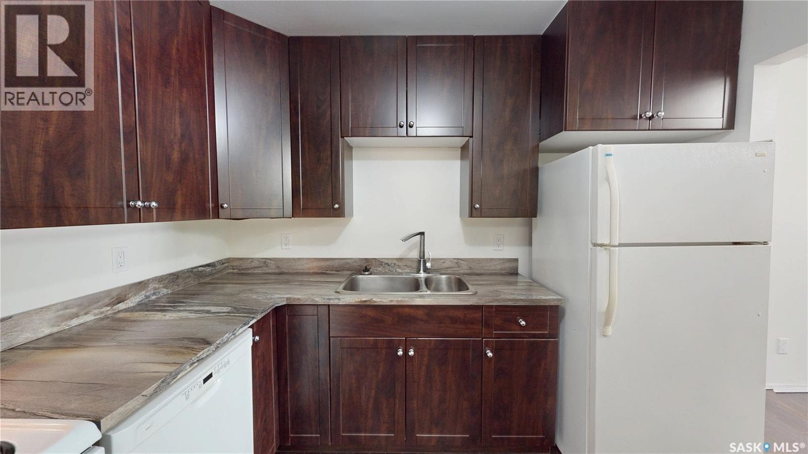 203 921 Main STREET — photo 4