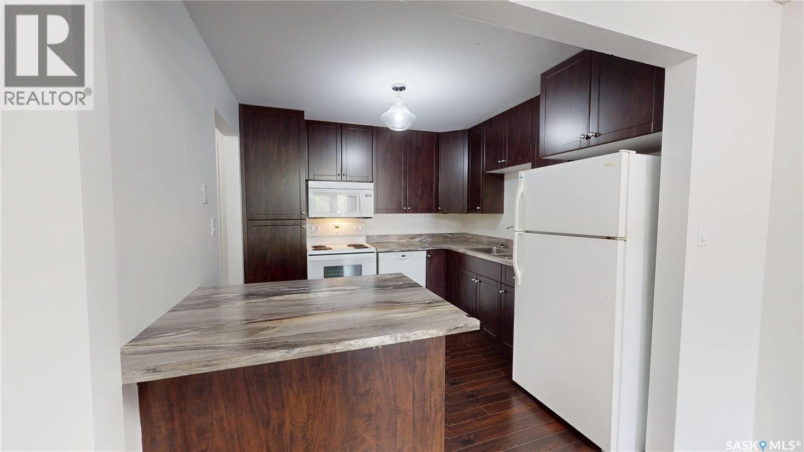 203 921 Main STREET — photo 3