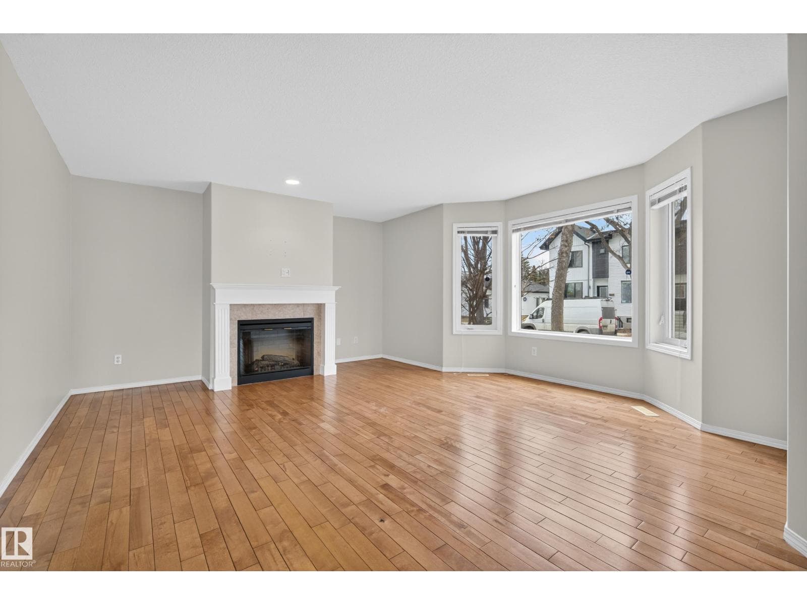 8721 88 AV NW — photo 5