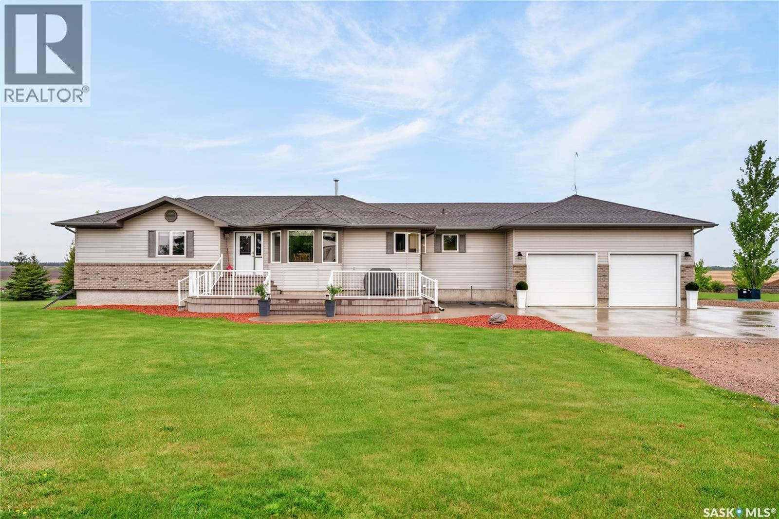 Hiebert Acreage — photo 2