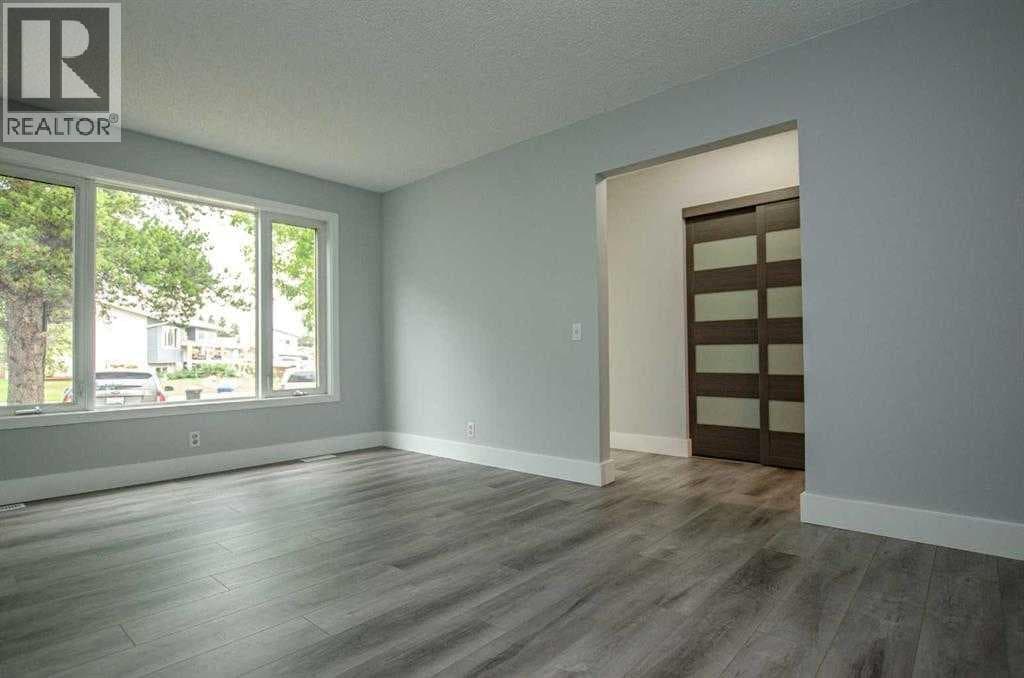 150 Leigh Crescent — photo 3