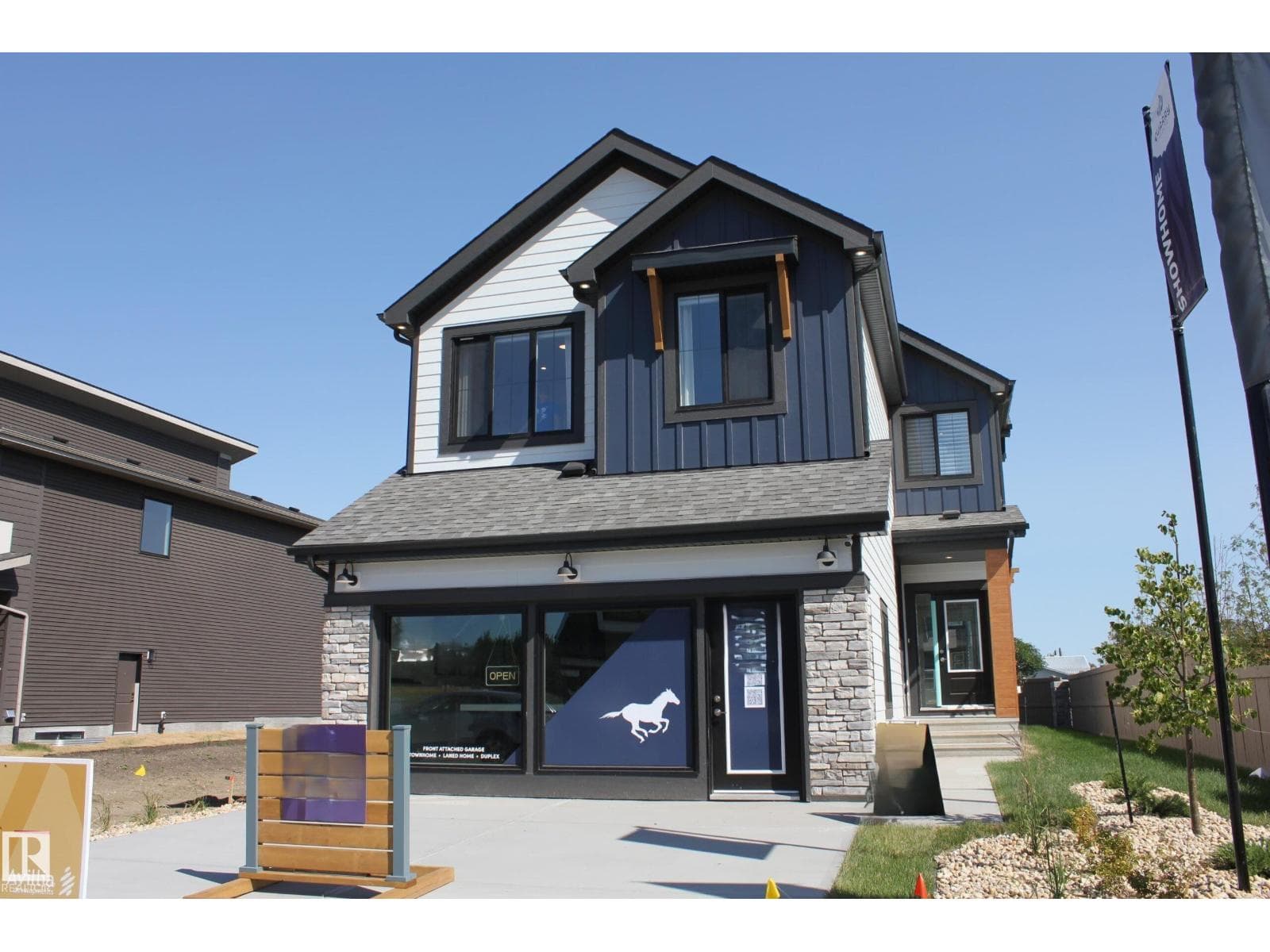 736 166 AV NE